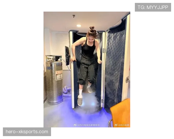 张雨霏训练完顺手啃个鸡腿，这自律和放纵的平衡感谁懂啊