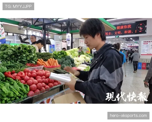 张家齐逛菜市场，塑料袋里竟然露出名牌盒子